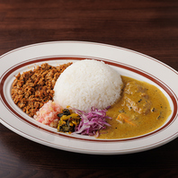 こだわりの2種盛りカレー！豊かな風味を温かい店内で♪