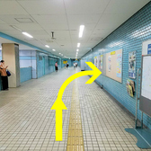 【道案内2】駅構内の看板表示に従い、1番出口を目指します。(突き当り右側を道なりに進む)