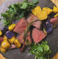 ハーブ香るステーキとと色彩豊かな根菜の盛り合わせ