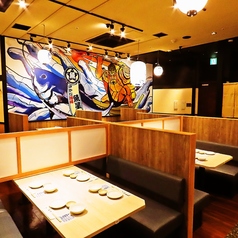 開放感があり、間接照明がやさしく照らす、ほっと落ち着けるBOX席をご用意しております。デートや友との語らいなどに◎人気のお席ですのでご予約はお早目に。ご来店、心よりお待ちしております♪