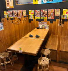 テーブル席　5名～6名まで小宴会から大人数宴会まで、多彩なシーンでご利用いただいています。