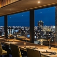 夜景と融合した大人の空間で心休まるひとときを。一歩店内に踏み入れると目の前には煌びやかな夜景が織り成す光の演出は最高のひとときの始まり。料理とドリンクのマリアージュをお楽しみください。