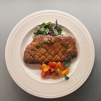 彩り豊かな本格肉料理はシェフの技が光る逸品♪