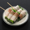 料理メニュー写真&nbsp;シャキシャキのネギを極上肉で巻いたネギ巻焼き。炭火の香ばしさと溢れる旨味がたまらない自慢の一本です。