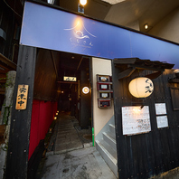 那覇・久茂地の隠れ家。温もり溢れる木造りの空間