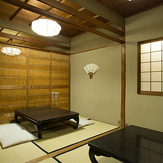 親戚のお集まりやビジネスでのご会食など、中規模な人数に対応した8名様用の小座敷です。格調高い和のデザインが施された空間で、一子相伝の「いもぼう」をはじめとする本格的な京料理コースをお愉しみいただけます。京都・河原町エリアからもアクセスが良く、大切なおもてなしの場としても相応しいお席です。