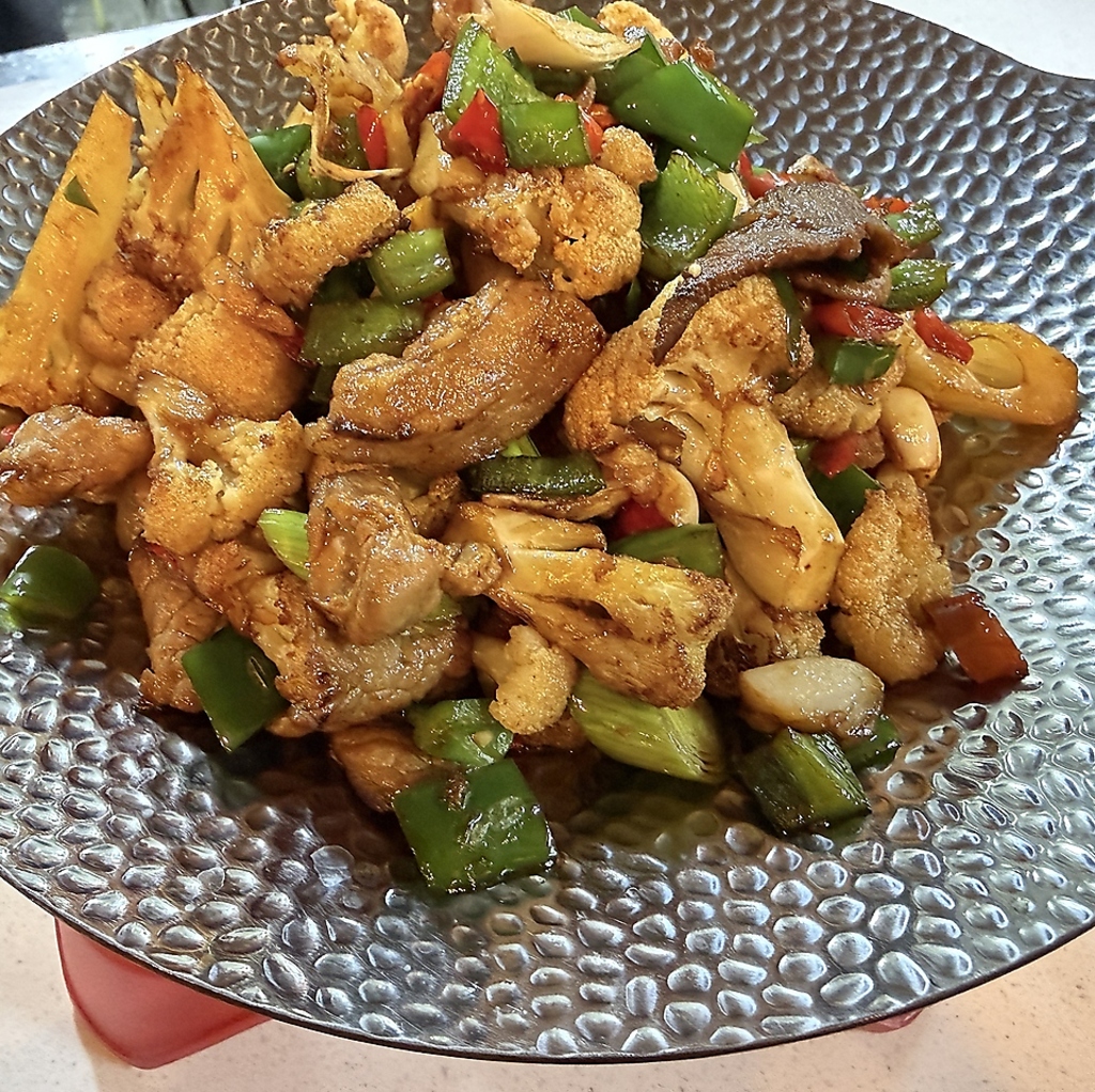 多彩なメニューが特徴で、目でも舌でも楽しめる一皿が盛りだくさんです★