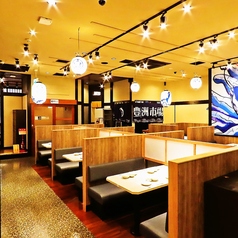 【大小さまざまなお席をご用意】店内は温かみのある明かりで雰囲気抜群♪気の合うお友達との飲み会や女子会などに是非ご利用ください。お席は人数に合わせてご用意できます。ご相談ください!新鮮な海の幸を味わいながら、ゆったりとおくつろぎください。