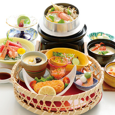 かに釜飯にお刺身などたくさんのおかず。