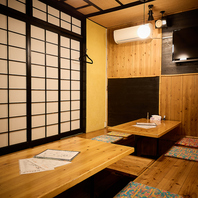 足を伸ばしてリラックス。ゆったり寛げる掘りごたつ席