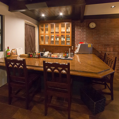 カウンターのお席を4席ご用意しております。お一人様でのお食事もお気軽にお立ちより下さい。