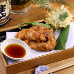 サクッと軽い衣が自慢のとり天盛り。ジューシーな鶏肉の旨味が口いっぱいに広がるお酒が進むメニュー