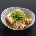 料理メニュー写真&nbsp;じっくり煮込んだ牛肉の旨味が豆腐に染みた肉豆腐。コク深いダシと甘辛い味わいがお酒に合う至極の一品。