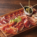 イベリコ豚を使った生ハムなどの料理を多数ご用意しております★そのおいしさにトリコになる方続出！
