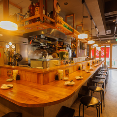 仕事帰りに立ち寄るのにぴったりなカウンター席。目の前で焼かれる手作り餃子を楽しみながら、サクッと一杯◎