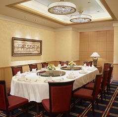 個室のご利用に際しましては、個室利用料を頂戴いたします。　※料金：桃泉・桃源・桃里（1室につき）6,300円/桃泉（2部屋）12,600円/桃嶺12,600円（サービス料・消費税込）　※個室のご利用時間は2時間とし、所定の時間を超過した場合は、追加料金を頂戴いたします。