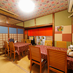 4名掛けのテーブル席を5つご用意しています。