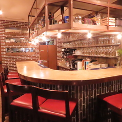 当店は1名様からご利用いただけますので、気軽にお立ち寄りください。豊富なワインを取り揃えており、お客様の好みに合わせたおすすめワインを丁寧にご説明いたします。料理とのペアリングを楽しみながら、ゆったりとした時間をお過ごしいただけます。おひとり様でも安心して、特別なワイン体験をお楽しみください。