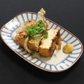 料理メニュー写真&nbsp;カリッと揚げた豆腐を香ばしく焼き上げた逸品。特製ダレと薬味が引き立てる、お酒が進む自慢の味わい。