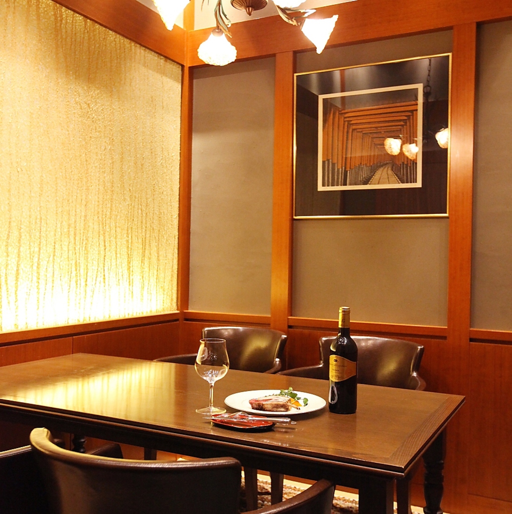 モダンな洋個室も有り。シャンデリアの下で非日常の贅沢な時間を