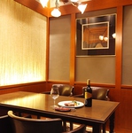 モダンな洋個室も有り。シャンデリアの下で非日常の贅沢な時間を