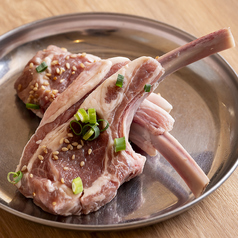 【普段使いできるテーブル席】当店の絶品ジンギスカンを囲めば自然と会話が弾み、親睦が一段と深まります！