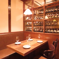 2階席はテーブル席をご用意しています。ワインセラーがあります。