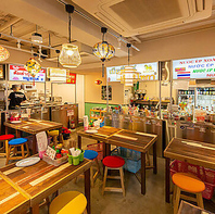 アジアの街角を感じる空間、色鮮やかな屋台の世界へ