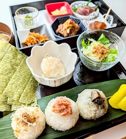 種類豊富なおむすびと、特製の豚汁の相性がたまらない！ホッとする味わいをぜひ！