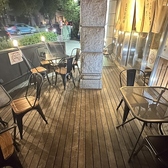 わんちゃんもOK！夜風が気持ち良いテラス席は蜜が避けられつつも、気兼ねなく食事が楽しめます。冬は鍋が温かく、夏はビールが最高にうまいロケーションへ是非どうぞ！