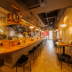 臨場感溢れるカウンター席となっております!料理が作られる様子を見ながら、友達と笑い合うひと時は格別です◎