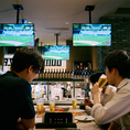 店内に設置したモニターでは各国のスポーツ中継が流れています。スポーツバーとしてもお使いいただけます！