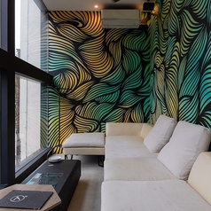 【2Fソファー窓際席】2名様～5名様迄ご利用いただける窓際のソファー席です。8名様～窓際席を貸切できます。＃旭川＃居酒屋＃中心部＃海鮮＃焼鳥＃個室＃完全個室