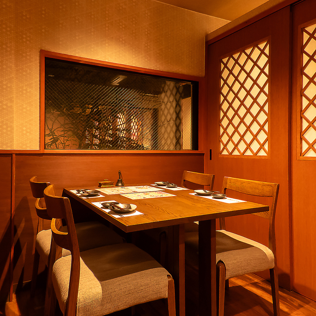 店内は和モダンでお洒落な空間♪プライベート感のある個室でゆっくりと会話をお楽しみいただけます。