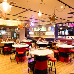 ユニークなデザインが話題のドラム缶に天板を乗せたテーブル席。より韓国旅行に訪れたような雰囲気を味わえます♪さいたま新都心/女子会/記念日