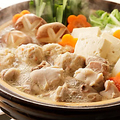 料理メニュー写真&nbsp;コラーゲン豊富な鶏だしに、鶏肉と野菜の旨みが凝縮！体も心も温まる牛もつ鍋
