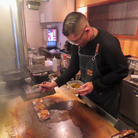 鉄板と炭火で焼き上げる肉厚パティは感動の味！