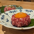 料理メニュー写真&nbsp;肉小僧特製 山形炙りユッケ（燻製）