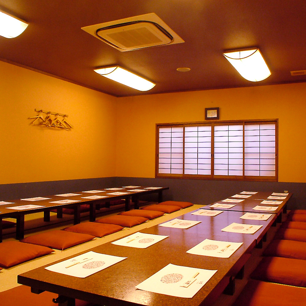 お座敷個室は最大35名までご利用いただけます。落ち着いた雰囲気は、会社関係や親族の集まりに◎