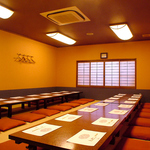 お座敷個室は最大35名までご利用いただけます。落ち着いた雰囲気は、会社関係や親族の集まりに◎