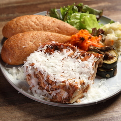 【自家製ラザニアとパンのプレート】自家製ラザニアとパンのボリューム満点のプレートをご堪能ください◇の写真