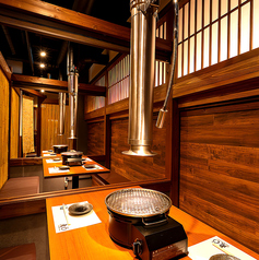 【1F完全個室最大15名様まで対応】団体様でもゆったりと過ごせる最大15名様迄ご利用頂ける上質な完全個室をご用意。広々とした落ち着いた空間で焼肉各種ご宴会をお楽しみいただけます。こだわりの焼肉と新鮮ホルモンを囲みながら大人数で贅沢なひとときを。個室は数に限りがございますので、お電話にてお問い合わせください