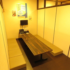 部署の飲み会や打ち上げなど、中規模のご宴会に大活躍する10名様向けの座敷個室。温かみのあるオレンジ色の照明が、和やかな雰囲気を演出します。広々としたフラットな座敷席なので、お席の移動や参加者同士の会話もスムーズ！仲間たちと周囲を気にせず、とことん盛り上がれる大満足のプライベート空間です。