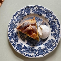 seasonal pie with icecream　季節の自家製パイ