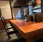 カウンター席から職人の技を間近で楽しみながら、心温まる料理と共に素敵な時間をお過ごしください。