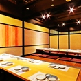 気の合う仲間が揃ったら皆で乾杯！落ち着いた雰囲気を求める接待や宴会に、女子会や合コンなど友人と気兼ねなく楽しみたいお客様に、それぞれのシーンに合わせて半個室席をご用意♪ビジネスシーンにもご利用頂けます◎間接照明が優しく照らす大人の空間で素敵なお時間を♪宴会コースも種類豊富♪