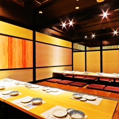 気の合う仲間が揃ったら皆で乾杯!落ち着いた雰囲気を求める接待や宴会に、女子会や合コンなど友人と気兼ねなく楽しみたいお客様に、それぞれのシーンに合わせて半個室席をご用意♪ビジネスシーンにもご利用頂けます◎間接照明が優しく照らす大人の空間で素敵なお時間を♪宴会コースも種類豊富♪