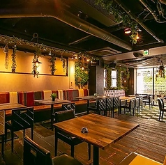 【60～100名様(立食150名様)/店貸切】着席最大100名様、立食は150名様まで対応！緑とアートが彩る開放的な空間を丸ごと独占し、節目の企業宴会や結婚式二次会を開催できます。全体が見渡せる開放的なフロアは、レイアウトも自由でパーティーに最適。プロジェクターや音響、DJ機器など充実の設備で、理想の演出を叶えます！