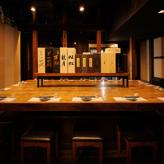 店内は大小テーブル席や個室・配されたゆとりのある空間です。