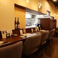 店内には、いつでもふらっと気軽にお立ち寄りいただけるカウンター席をご用意しております。自分のペースでゆっくりとお食事やお酒を楽しめるため、おひとり様でのご利用にぴったりです。また、横並びで座ることで自然と会話も弾むカウンター席は、大切な方とのデートにも最適。思い思いの心地よい時間をお過ごしください。